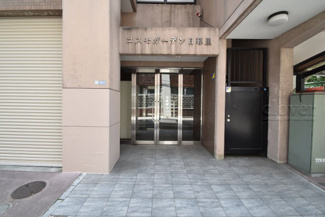 【エントランス】 | お客様を、そして住人を出迎えてくれるマンションのエントランス。ゴミが落ちていないことからも、管理状態の良さや住民の節度の高さが見て取れます。～即日のご見学可能～　お問合せはお気軽にどうぞ。

