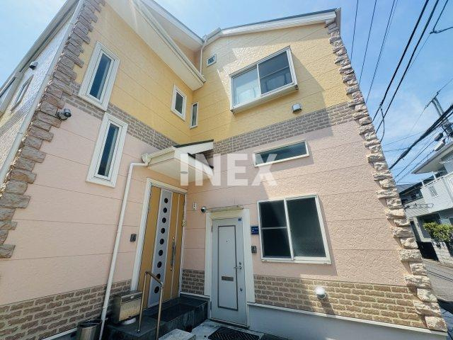 横浜市南区中村町１丁目のアパートのエントランス