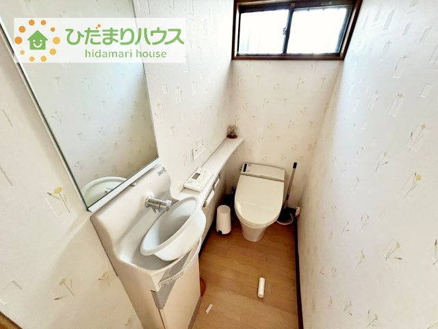 【トイレ】 | 筑西市幸町1丁目　中古戸建 | 小窓が付いているので、トイレも明るい空間になっております♪
