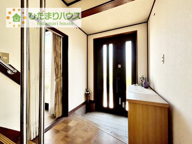 【玄関】 | 筑西市幸町1丁目　中古戸建 | 小窓が付いているドアなので明るいスペースになっています♪