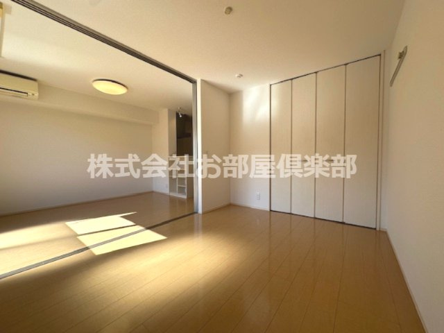 アヴリルの内装|明るい色調の室内です