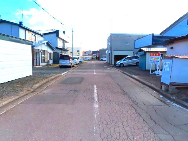 北見市南仲町３丁目５番５号　平家建中古売家外土地１筆の前面道路含む現地写真|前面道路は北東側に接道し、南東側から北西方向を見た前面道路周辺です。