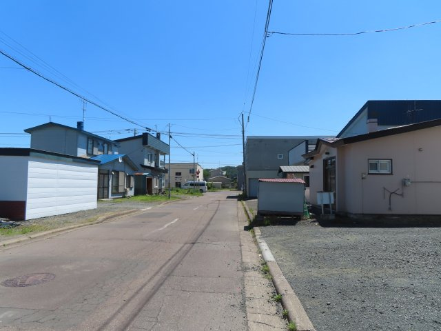 北見市南仲町３丁目５番２１号　平家建中古売家外土地１筆の前面道路含む現地写真|前面道路は北東側に接道し、南東側から北西方向を見た前面道路周辺です。