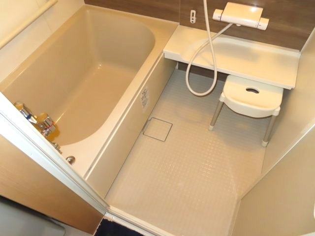 北見市南仲町３丁目５番２１号　平家建中古売家外土地１筆の浴室|0.75坪のユニットバスの洗い場は、大人一人の入浴に適したコンパクトな広さです。ユニットバスは、壁、床、天井、浴槽が一体構造なので、外気が入り込む隙間が少ないため、断熱性が高いです。