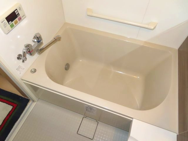 北見市南仲町３丁目５番２１号　平家建中古売家外土地１筆の浴室|お風呂は0.75坪のユニットバスですが、浴槽に張るお湯の量が少なくなるため、水道や灯油代が1坪以上の浴槽に比べると安くなります。さらに範囲が狭いため、掃除時間の短縮につながります。