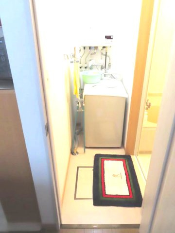 北見市南仲町３丁目５番５号　平家建中古売家外土地１筆の脱衣所|脱衣所に洗濯機があるので、入浴時に脱いだ衣類をそのまま洗濯機に入れられ、お風呂の残り湯を洗濯に利用できるなどの、多くの利点があります。