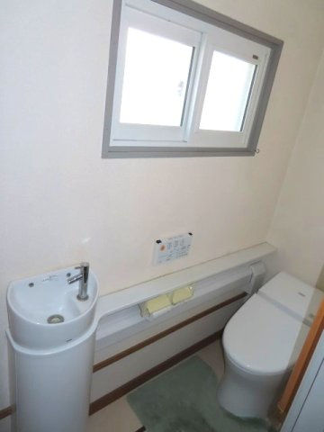 北見市南仲町３丁目５番２１号　平家建中古売家外土地１筆のトイレ|トイレには窓があるので、自然換気が可能になり、臭いや湿気を排出し、常に新鮮な空気を維持できます。昼間は電気不要で、照明使用時間が減り、電気代を削減できます。