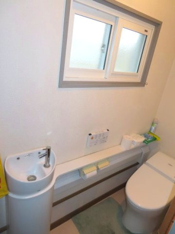 【トイレ】 | 北見市南仲町３丁目５番５号　平家建中古売家外土地１筆 | トイレには窓があるので、自然換気が可能になり、臭いや湿気を排出し、常に新鮮な空気を維持できます。昼間は電気不要で、照明使用時間が減り、電気代を削減できます。