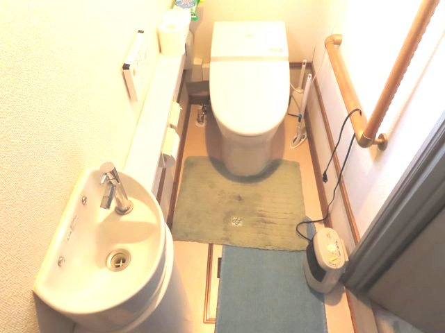 北見市南仲町３丁目５番５号　平家建中古売家外土地１筆のトイレ|トイレには、専用の手洗いがあるので、ドアノブなどを清潔に保ち、汚れた手で触れるのを避けられます。手すりは高齢者や身体の不自由な方の転倒防止、立ち座りの補助、移動のサポートに役立ち、安全性を高めます。
