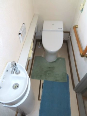 北見市南仲町３丁目５番２１号　平家建中古売家外土地１筆のトイレ|トイレには、専用の手洗いがあるので、ドアノブなどを清潔に保ち、汚れた手で触れるのを避けられます。手すりは高齢者や身体の不自由な方の転倒防止、立ち座りの補助、移動のサポートに役立ち、安全性を高めます。