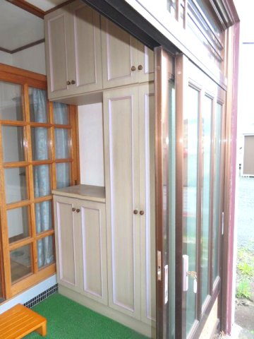 北見市南仲町３丁目５番２１号　平家建中古売家外土地１筆の玄関|玄関の大容量の下駄箱は、家族が多い場合や靴の数が多い場合に特に役立ちます。特に、背の高い大容量の下駄箱は、狭いスペースでも多くの靴を収納でき、限られた玄関スペースを有効に活用するのに貢献します。