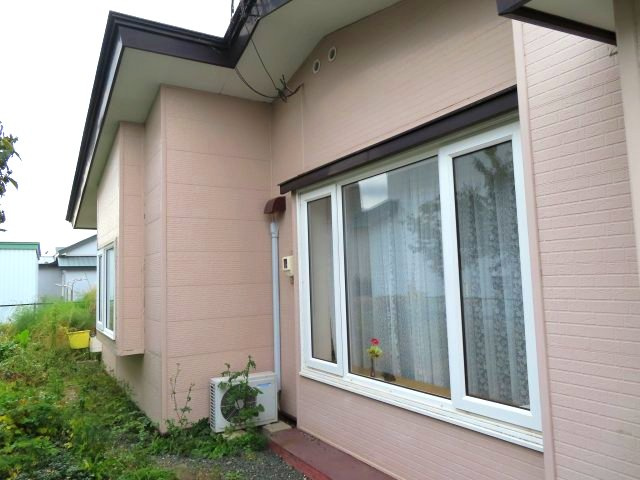 北見市南仲町３丁目５番２１号　平家建中古売家外土地１筆の外観|出窓は外に突き出す構造のため、家に凹凸ができ、強い印象を与えます。また、カウンタースペースとしても活用でき、インテリアの幅が広がります。