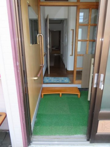北見市南仲町３丁目５番２１号　平家建中古売家外土地１筆の玄関|ホールには手すりが付いているので、足腰への負担を軽減し、身体のバランスを保ち、高齢者や体の不自由な方など、多様な利用者が安心して移動できます。