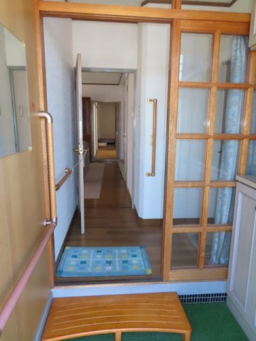 北見市南仲町３丁目５番２１号　平家建中古売家外土地１筆の玄関|ホールには手すりが付いているので、足腰への負担を軽減し、身体のバランスを保ち、高齢者や体の不自由な方など、多様な利用者が安心して移動できます。