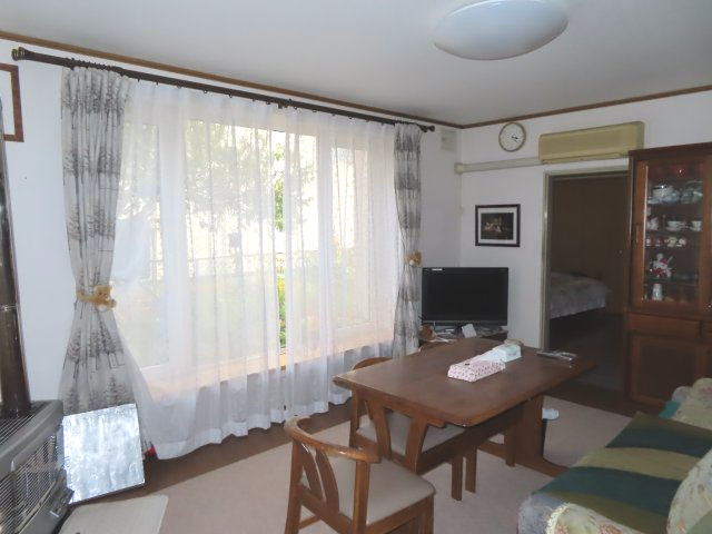 【居間・リビング】 | 北見市南仲町３丁目５番５号　平家建中古売家外土地１筆 | LDK12.7帖