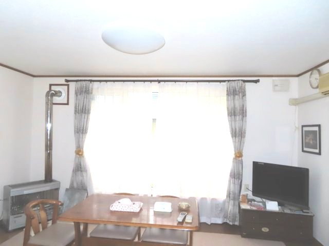 【居間・リビング】 | 北見市南仲町３丁目５番５号　平家建中古売家外土地１筆 | 家具・家電付きなので、費用を抑えながらすぐに新生活を始められます。新たに家具や家電を購入する費用や手間を省き、引っ越し後すぐに快適な新生活を送れます。
