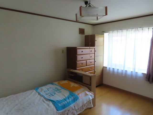 北見市南仲町３丁目５番２１号　平家建中古売家外土地１筆のその他|6帖洋室には、収納がないことで物理的なスペースが確保され、部屋を広々と使えます。背の低い家具で圧迫感を軽減でき、壁面収納なども活用できます。