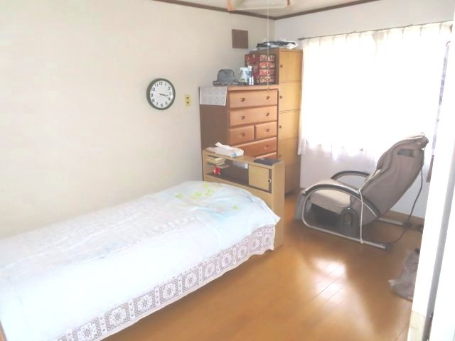 【洋室】 | 北見市南仲町３丁目５番５号　平家建中古売家外土地１筆 | 6帖洋室には、収納がないことで物理的なスペースが確保され、部屋を広々と使えます。背の低い家具で圧迫感を軽減でき、壁面収納なども活用できます。