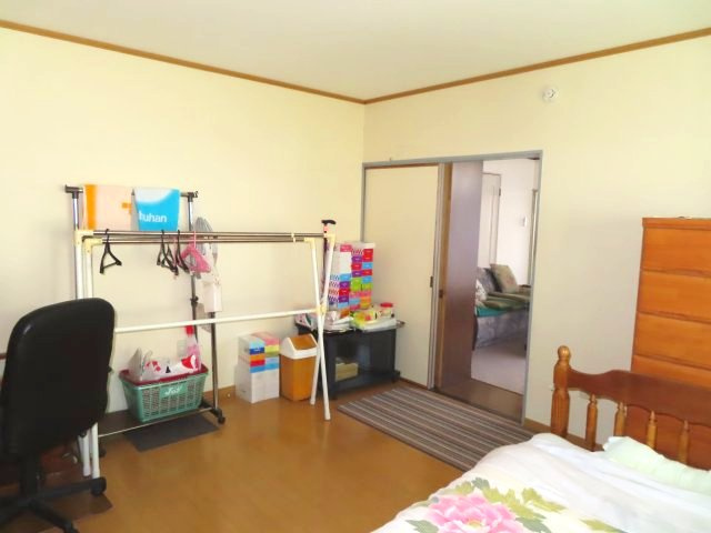 【洋室】 | 北見市南仲町３丁目５番５号　平家建中古売家外土地１筆 | 9.06帖の寝室のフローリングは表面が平らなため、ホコリやゴミが溜まりにくく、拭き掃除や掃除機がけが簡単です。ベッドや家具の配置を頻繁に変えたい場合に、跡が残りにくく、移動がしやすいです。
