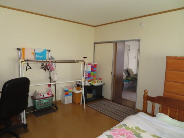 【洋室】 | 北見市南仲町３丁目５番５号　平家建中古売家外土地１筆 | 南東側9.06帖洋室