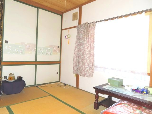 北見市南仲町３丁目５番５号　平家建中古売家外土地１筆の和室|北西向きの6帖和室は、南向きに比べて日当たりが限定的で、直射日光が当たりにくいため、家具や畳が日焼けしにくく、高価な調度品を大切に保管できます。