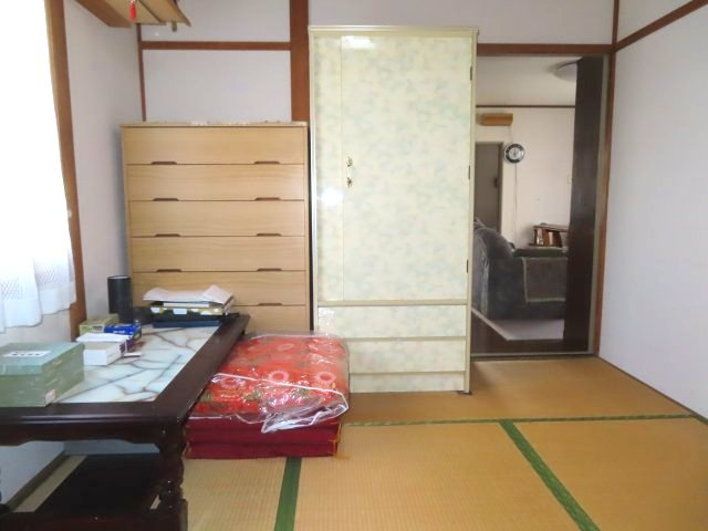【和室】 | 北見市南仲町３丁目５番５号　平家建中古売家外土地１筆 | キッチンの奥に和室がある場合、多様な使い方ができ、家事や育児の効率が上がり、来客時には客間としても活用でき、快適に過ごせる空間となります。