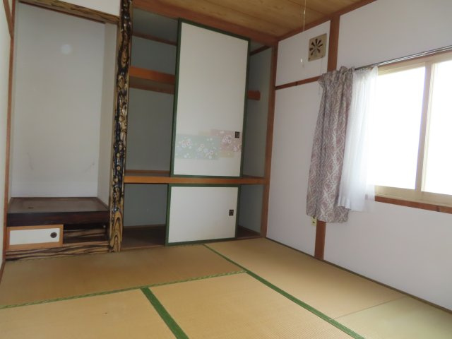 北見市南仲町３丁目５番２１号　平家建中古売家外土地１筆の和室|北西向きの6帖和室は、南向きに比べて日当たりが限定的で、直射日光が当たりにくいため、家具や畳が日焼けしにくく、高価な調度品を大切に保管できます。