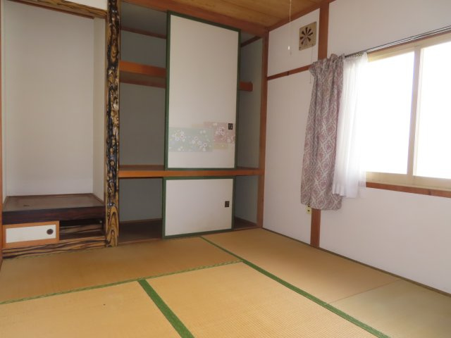 北見市南仲町３丁目５番２１号　平家建中古売家外土地１筆の和室|北西向きの6帖和室は、南向きに比べて日当たりが限定的で、直射日光が当たりにくいため、家具や畳が日焼けしにくく、高価な調度品を大切に保管できます。