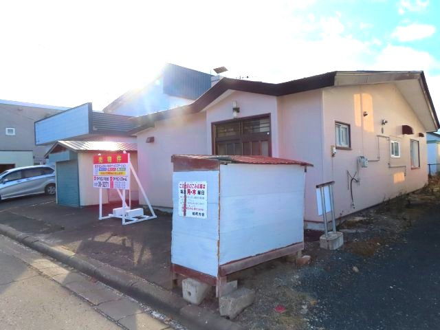 【外観】 | 北見市南仲町３丁目５番５号　平家建中古売家外土地１筆 | 北西側外観です。玄関前の敷地が、普通車1台分の駐車スペースになります。