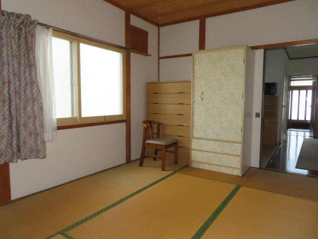 北見市南仲町３丁目５番２１号　平家建中古売家外土地１筆の和室|キッチンの奥に和室がある場合、多様な使い方ができ、家事や育児の効率が上がり、来客時には客間としても活用でき、快適に過ごせる空間となります。