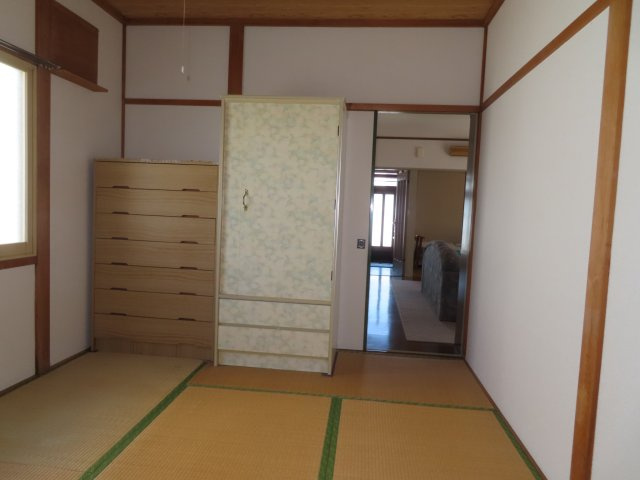 北見市南仲町３丁目５番２１号　平家建中古売家外土地１筆の和室|キッチンの奥に和室がある場合、多様な使い方ができ、家事や育児の効率が上がり、来客時には客間としても活用でき、快適に過ごせる空間となります。