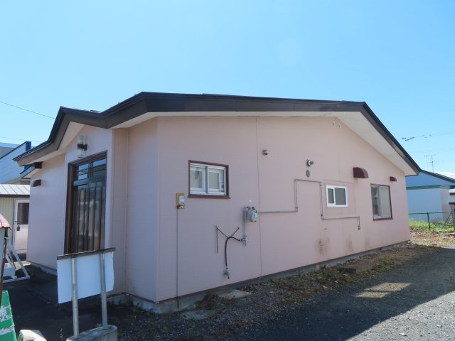 北見市南仲町３丁目５番２１号　平家建中古売家外土地１筆の外観|北西側外観です。玄関前の敷地が、普通車1台分の駐車スペースになります。