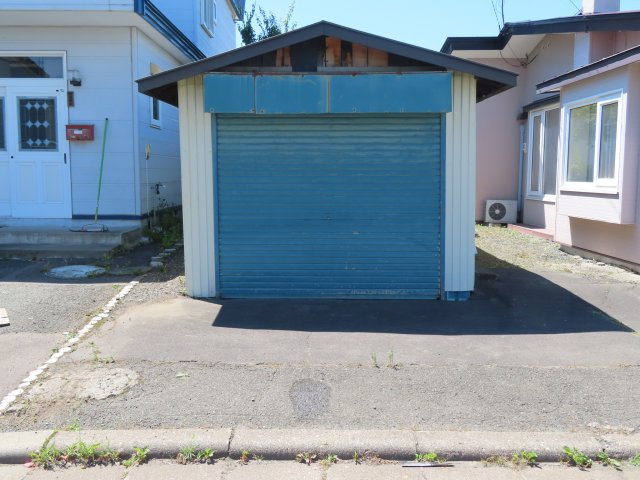 北見市南仲町３丁目５番２１号　平家建中古売家外土地１筆の駐車場|車庫のある家は、愛車を直射日光や風雨から守り、車の劣化を抑制できます。 さらに、洗車やメンテナンスも自宅で手軽に行えるため、時間とコストの節約にも繋がります。