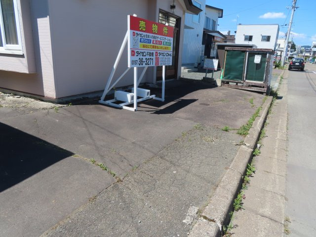 北見市南仲町３丁目５番２１号　平家建中古売家外土地１筆の駐車場|玄関前に駐車場があると、雨の日でも濡れずに乗り降りでき、重い荷物の出し入れが楽になり、来客対応や高齢者・子どもの送迎もしやすくなるため、日常の動線が大幅に短く・安全で快適になります。