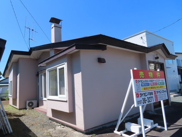 北見市南仲町３丁目５番２１号　平家建中古売家外土地１筆の外観|南西向きの窓は、お昼頃から夕方にかけて日当たりが良いのが特徴です。午後の日差しで部屋が暖まり、冬場の暖房費を節約できます。天気が良ければ、1日に複数回洗濯も可能です。