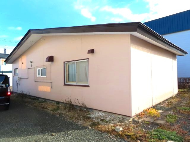 【外観】 | 北見市南仲町３丁目５番５号　平家建中古売家外土地１筆 | 北西向きの窓には、直射日光が入らないため、室温上昇を抑え、夏でも涼しさを保ちやすいです。家具やインテリアの色褪せの心配が少ないです。