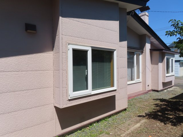 北見市南仲町３丁目５番２１号　平家建中古売家外土地１筆の庭|南東向きの部屋は、午前中に日当たりが非常に良いという特徴があります。出窓があることで、さらに多くの光を取り込めます。