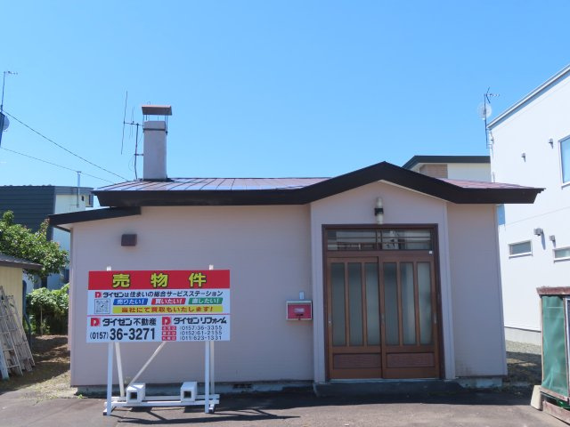 北見市南仲町３丁目５番２１号　平家建中古売家外土地１筆の外観|北東側正面玄関です。看板の位置にかけて、普通車1台分の駐車スペースになります。