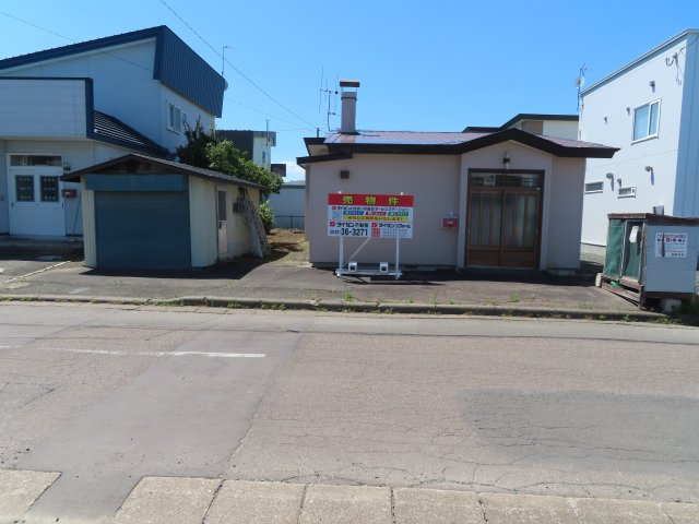 北見市南仲町３丁目５番２１号　平家建中古売家外土地１筆の前面道路含む現地写真|前面道路を含む現地写真です。北東側 幅員8ｍの公道に13.227m接道しています。