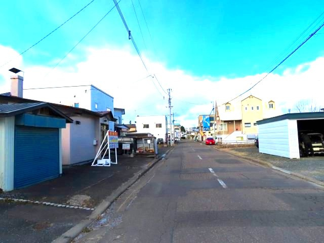 北見市南仲町３丁目５番５号　平家建中古売家外土地１筆の前面道路含む現地写真|北西側から、南東方向を見た前面道路周辺です。