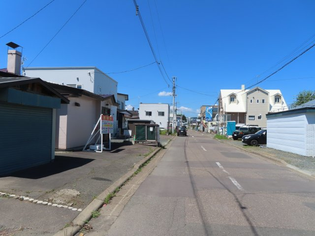 北見市南仲町３丁目５番２１号　平家建中古売家外土地１筆の前面道路含む現地写真|北西側から、南東方向を見た前面道路周辺です。