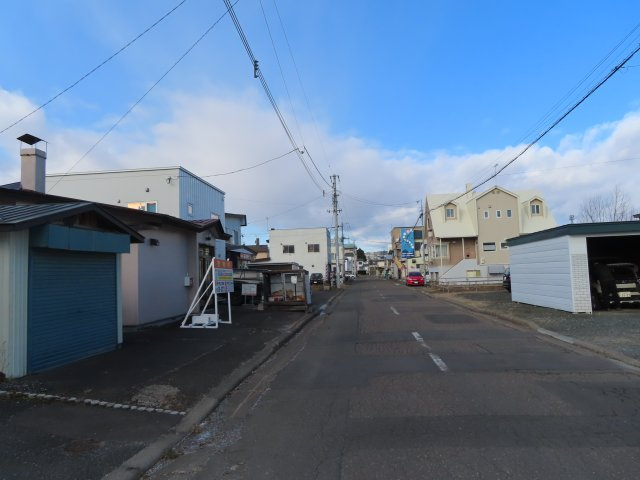 【前面道路含む現地写真】 | 北見市南仲町３丁目５番５号　平家建中古売家外土地１筆