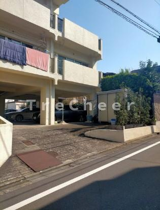 メゾンドトシマの駐車場