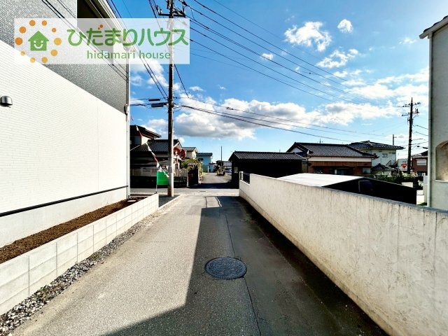 【前面道路含む現地写真】 | 結城市結城第45　新築戸建　1号棟 | 時間がない時もらくらくと車の出し入れができる並列駐車場を完備！！