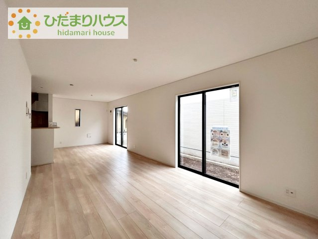 【居間・リビング】 | 結城市結城第45　新築戸建　1号棟 | リビングの大きな窓からは、暖かな日の光が降り注ぎます・・・