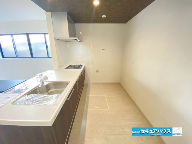 【今からご案内可能】刈谷市泉田町大久屋　全2棟のキッチン|【キッチン】
◆対面式のオープンキッチンは、家事をしながら家族の様子が一目でわかる安心＆便利設備♪