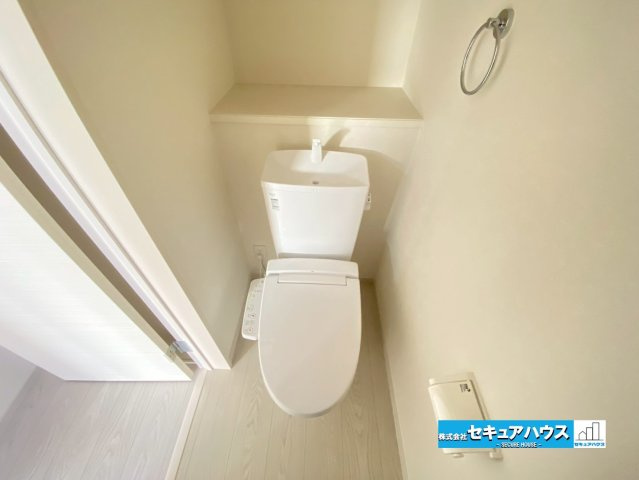 【今からご案内可能】刈谷市泉田町大久屋　全2棟のトイレ|【高機能トイレ】
◆高機能トイレの多くは便器のフタの開閉が自動であり、使用後に手動で水を流す面倒もなく非常に便利です。スタイリッシュな見た目で、お掃除しやすく、節水効果が高いです。