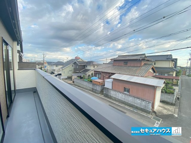 【今からご案内可能】刈谷市泉田町大久屋　全2棟のバルコニー|【バルコニー】
◆見晴らしもよく、太陽の温かな温もりをめいっぱい受け止めてくれます。
太陽の光と爽やかな風を受けたお洗濯物はあっという間に乾き、取りこむ時には太陽の匂いを感じられそうですね。　