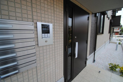 【エントランス】 | SUNLIVELY | 落ち着いたエントランスです