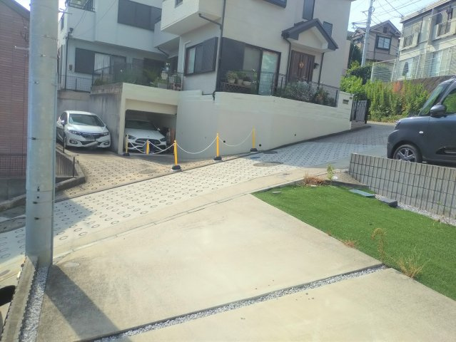 横浜市神奈川区三ツ沢中町戸建の前面道路含む現地写真|玄関前駐輪場・車種によりますが２台駐車可能です